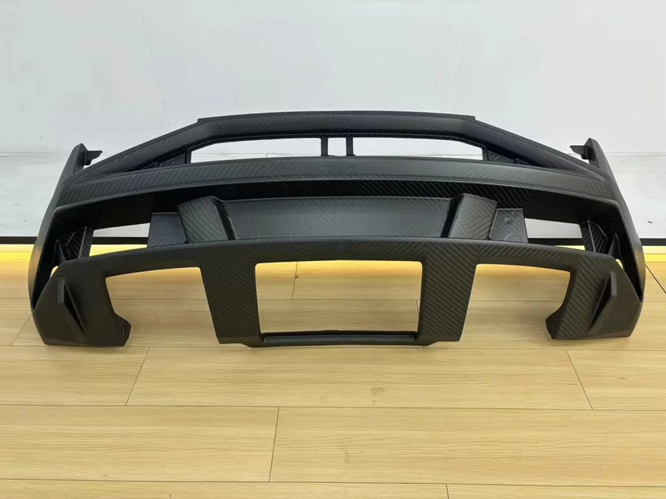 High Quality Fast Delivery Dry Carbon Fiber Car Rear Bumper for  Gallardo